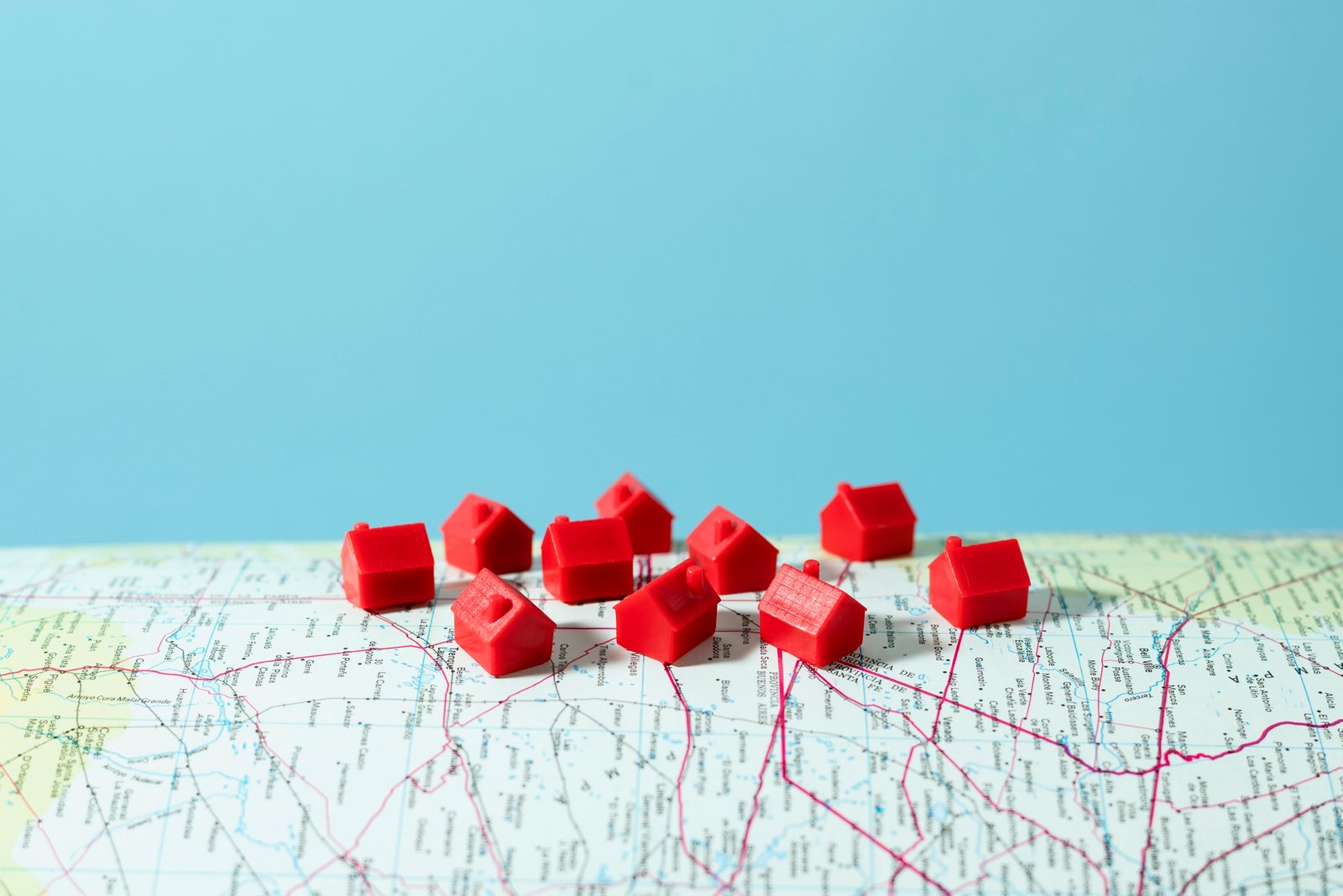 Stratégie de diversification en gestion de patrimoine à Knokke : petites maisons rouges disposées sur une carte géographique