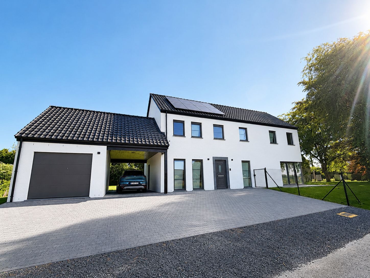 Façade avant de la Villa Écrin Blanc avec garage, Dion-Valmont