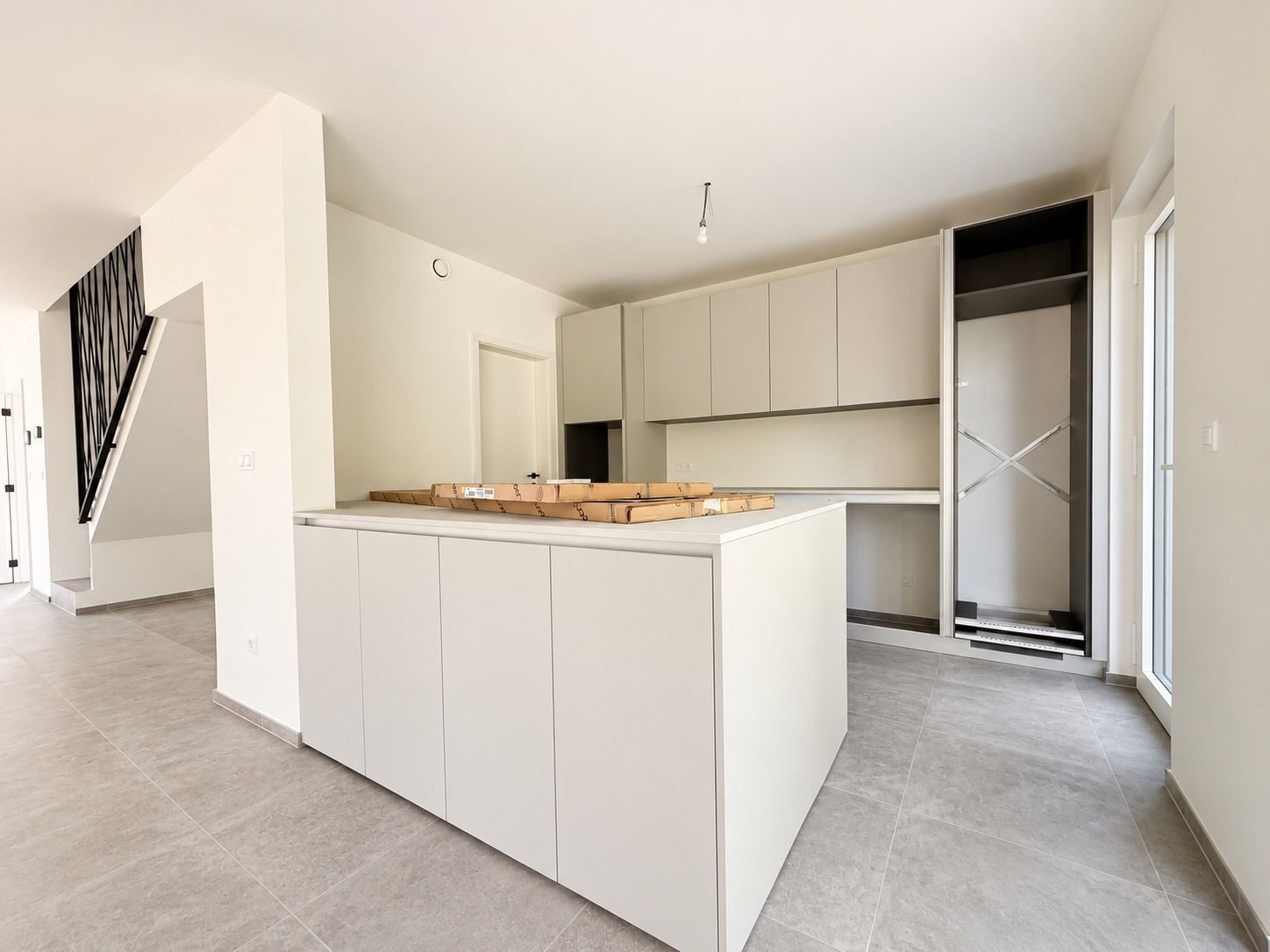 Cuisine ouverte moderne avec plan de travail bois — villa neuve